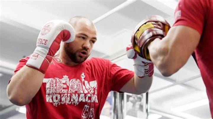 Adam Kownacki biografía, edad, altura, esposo, net worth, familia