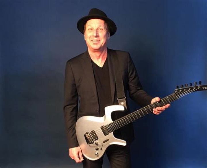 Adrian Belew biografía, edad, altura, esposo, net worth, familia