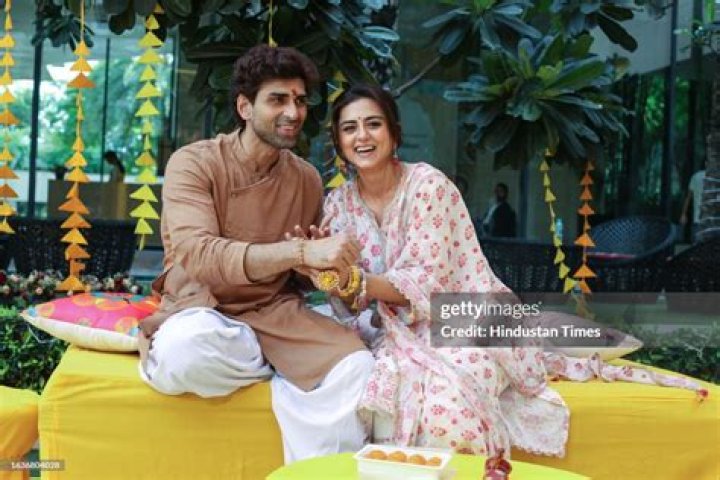 Akshay Dogra Biography, Age, Height, Wife, Net Worth, Family