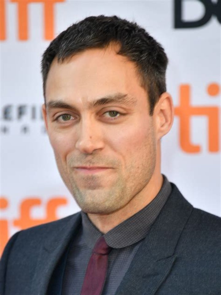 Alex Hassell Biography, Age, Height, Wife, Net Worth, Family