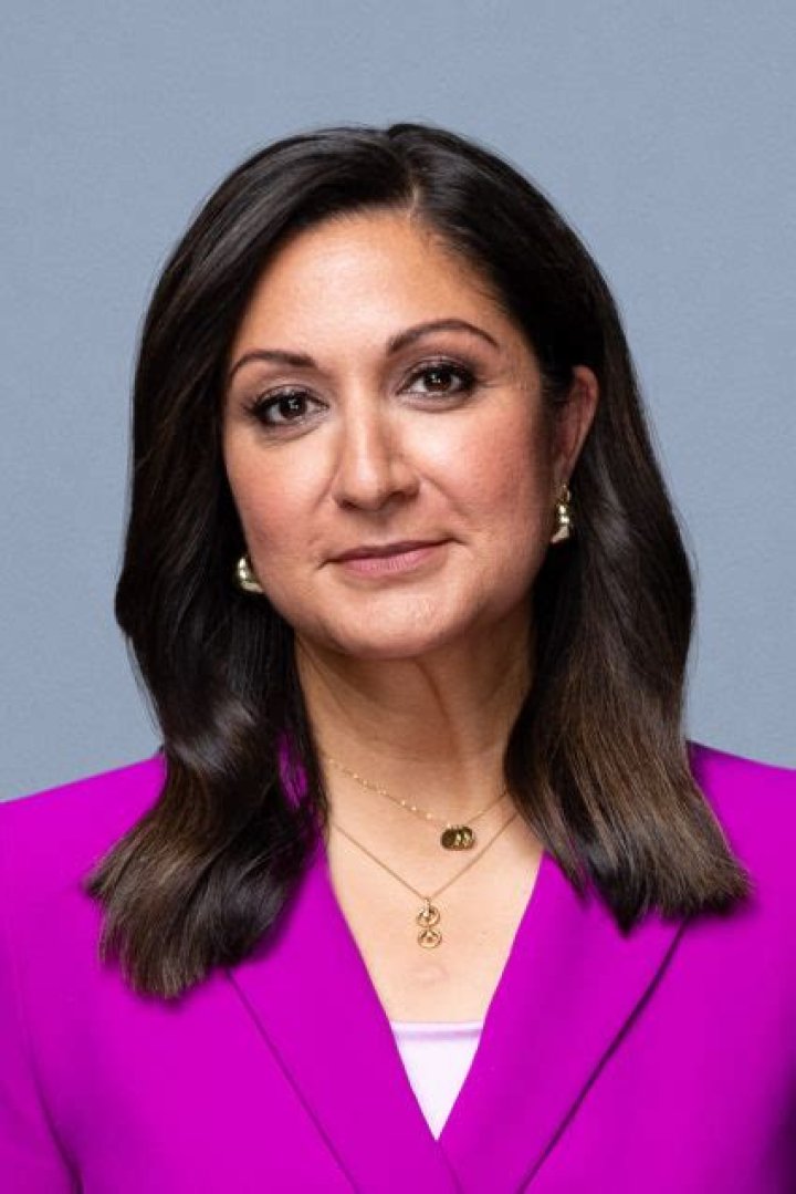 Amna Nawaz Biography, Age, Height, Husband, Net Worth, Family