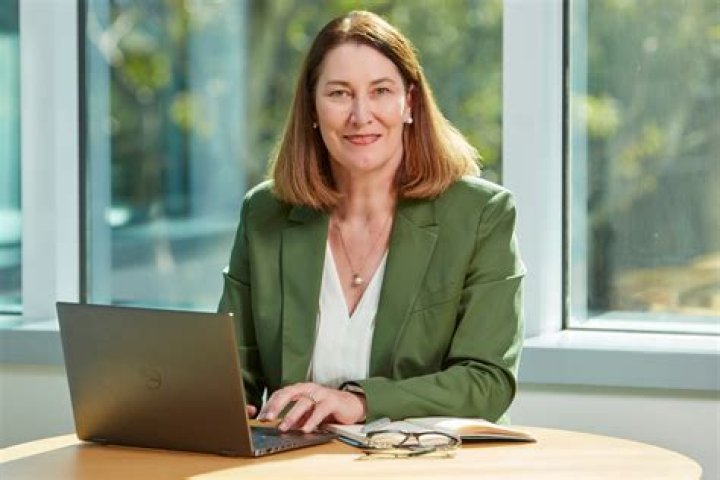 Angela Fox Biography, Age, Height, Husband, Net Worth, Family