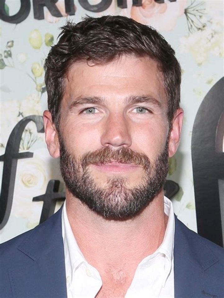 Austin Stowell Biography, Age, Height, Wife, Net Worth, Family