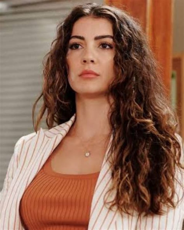 Burcu Özberk Biography, Age, Height, Husband, Net Worth, Family