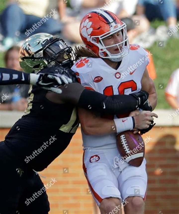 Carlos Basham Jr. Biography, Age, Height, Wife, Net Worth, Family