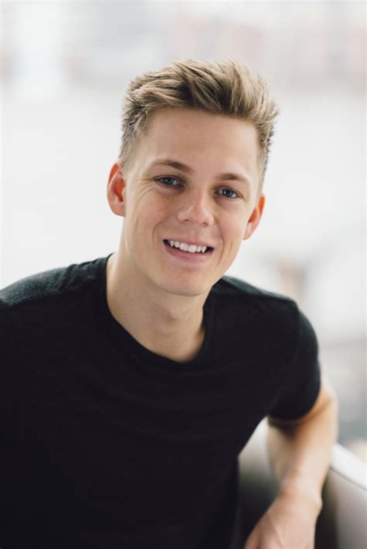 Caspar Lee Biography, Age, Height, Wife, Net Worth, Family