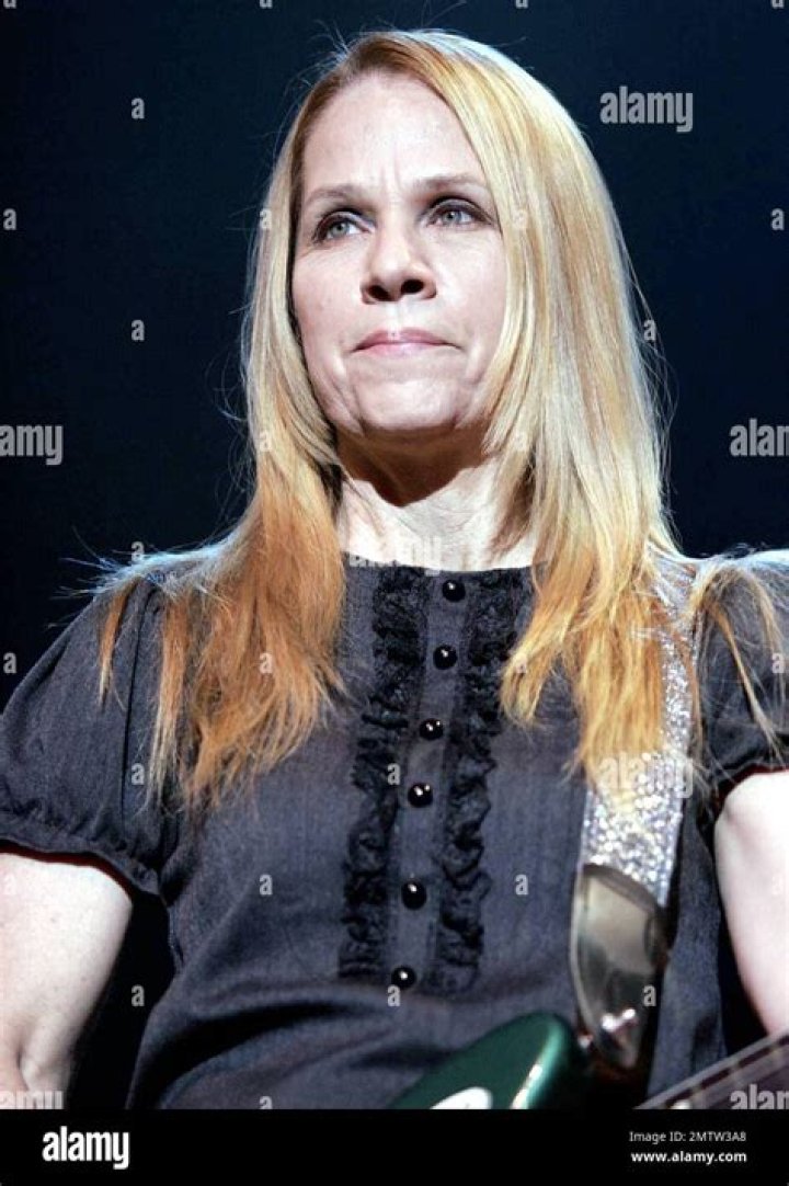 Charlotte Caffey biografía, edad, altura, esposa, net worth, familia