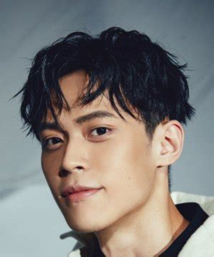 Chun-Chih Huang Biography, Age, Height, Wife, Net Worth, Family