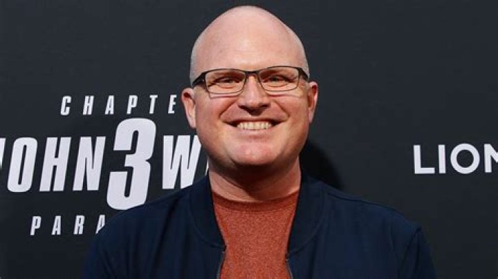 Derek Kolstad biografía, edad, altura, esposo, net worth, familia