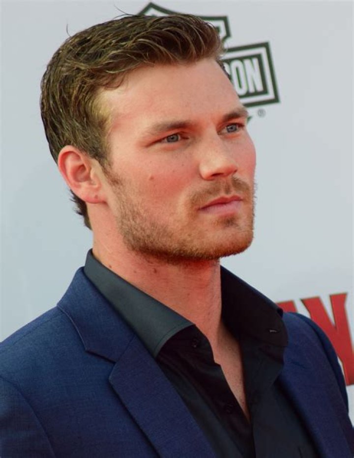 Derek Theler biografía, edad, altura, esposo, net worth, familia