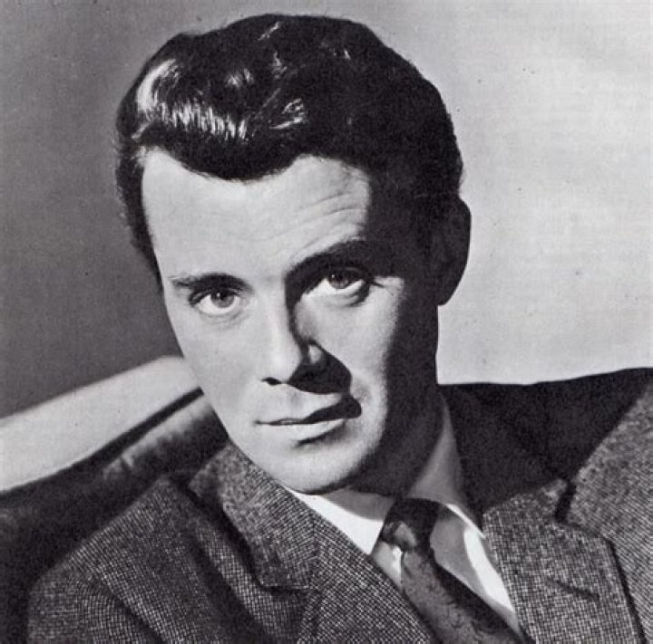 Dirk Bogarde Biography, Age, Height, Wife, Net Worth, Family