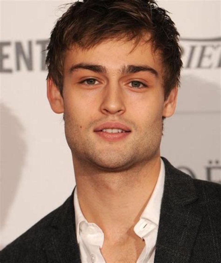 Douglas Booth Biography, Age, Height, Wife, Net Worth, Family