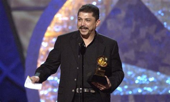 Emilio Navaira biografía, edad, altura, esposo, net worth, familia