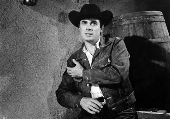 Fernando Casanova (actor) biografía, edad, altura, esposo, net worth, familia