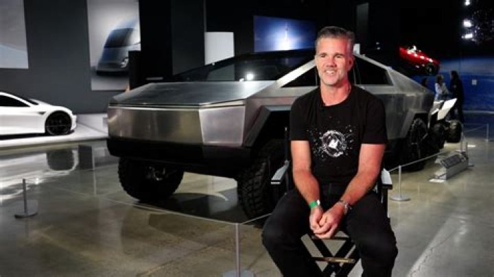 Franz von Holzhausen biografía, edad, altura, esposo, net worth, familia