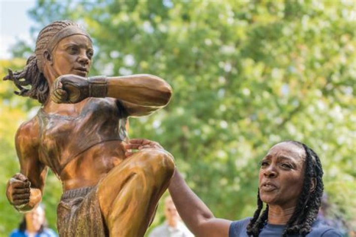 Fredia Gibbs biografía, edad, altura, esposa, net worth, familia