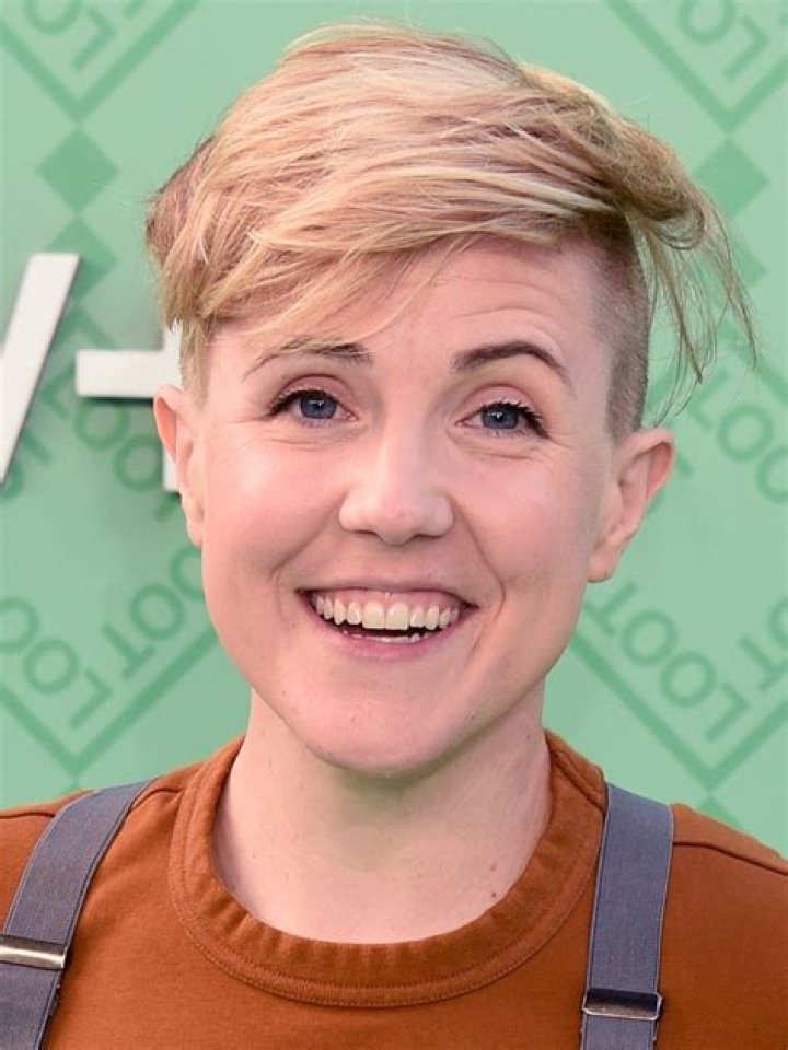 Hannah Hart Biography, Age, Height, Husband, Net Worth, Family