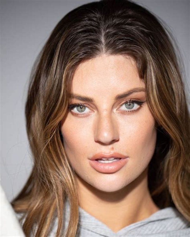 Hannah Stocking Biography, Age, Height, Husband, Net Worth, Family