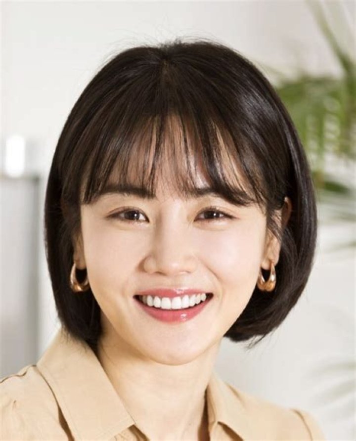 Hwang Woo-seul-hye Biography, Age, Height, Husband, Net Worth, Family