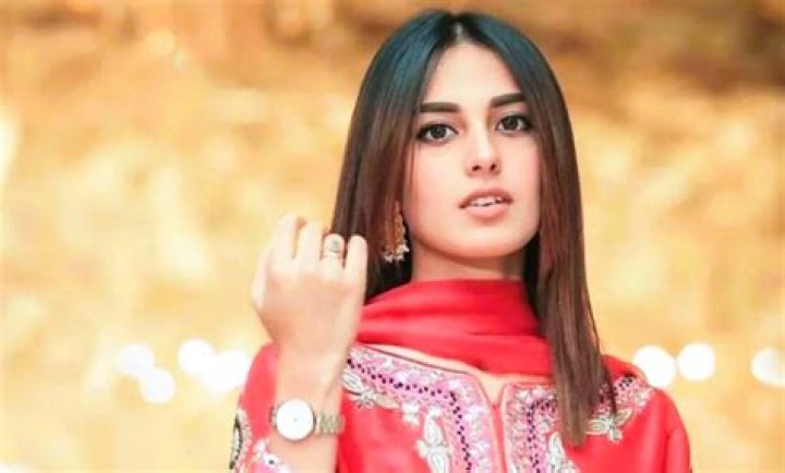 Iqra Aziz Biography, Age, Height, Husband, Net Worth, Family