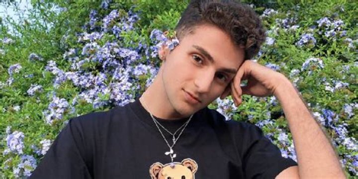 Issa Twaimz Biography, Age, Height, Wife, Net Worth, Family