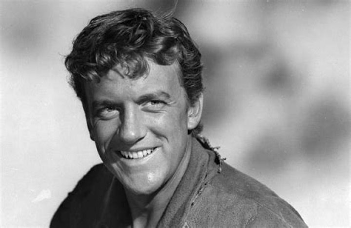 James Arness Biography, Age, Height, Wife, Net Worth, Family