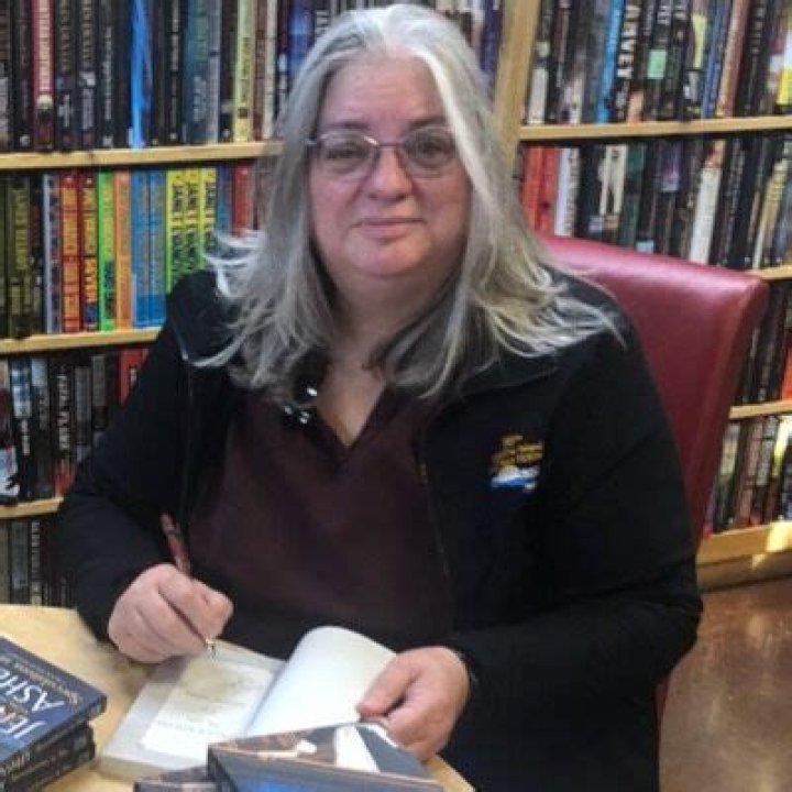 Jennifer Ashley Biography, Age, Height, Husband, Net Worth, Family