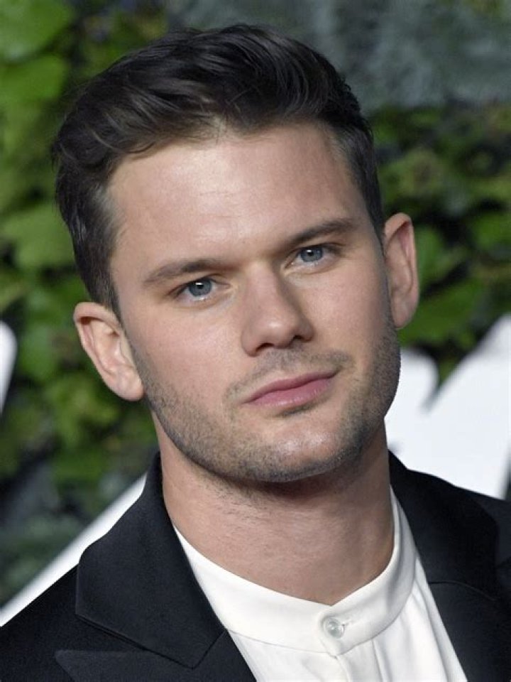 Jeremy Irvine Biography, Age, Height, Wife, Net Worth, Family