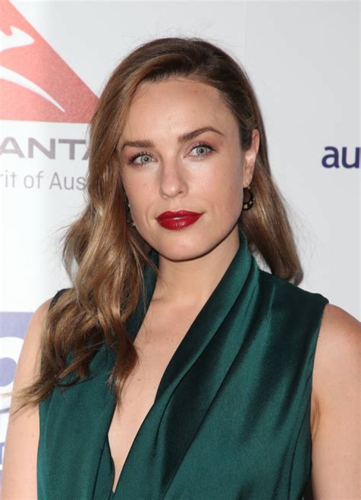 Jessica McNamee Biography, Age, Height, Husband, Net Worth, Family