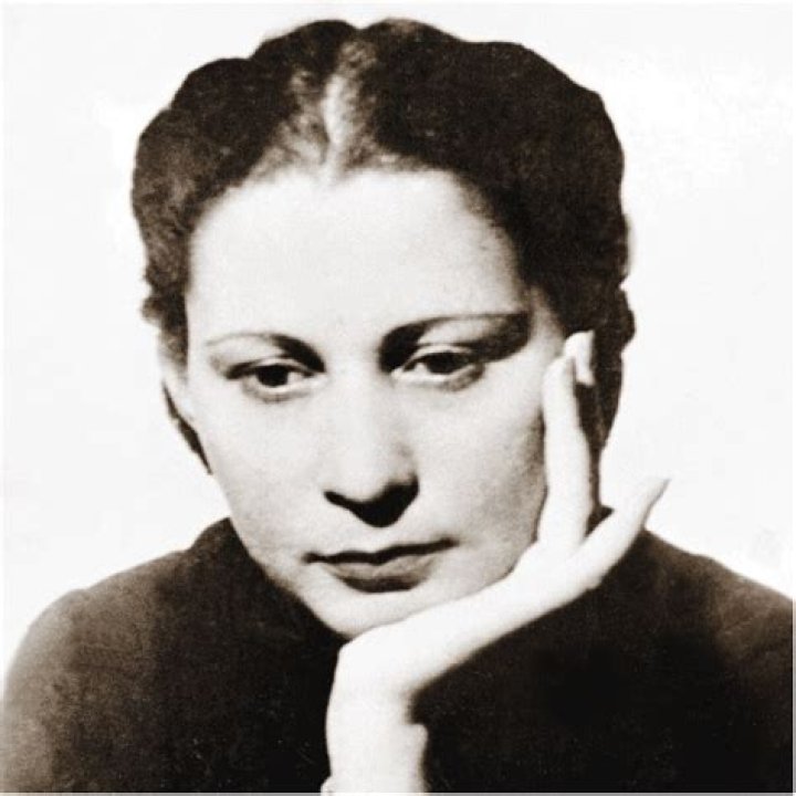 Julia De Burgos Biography, Age, Height, Husband, Net Worth, Family