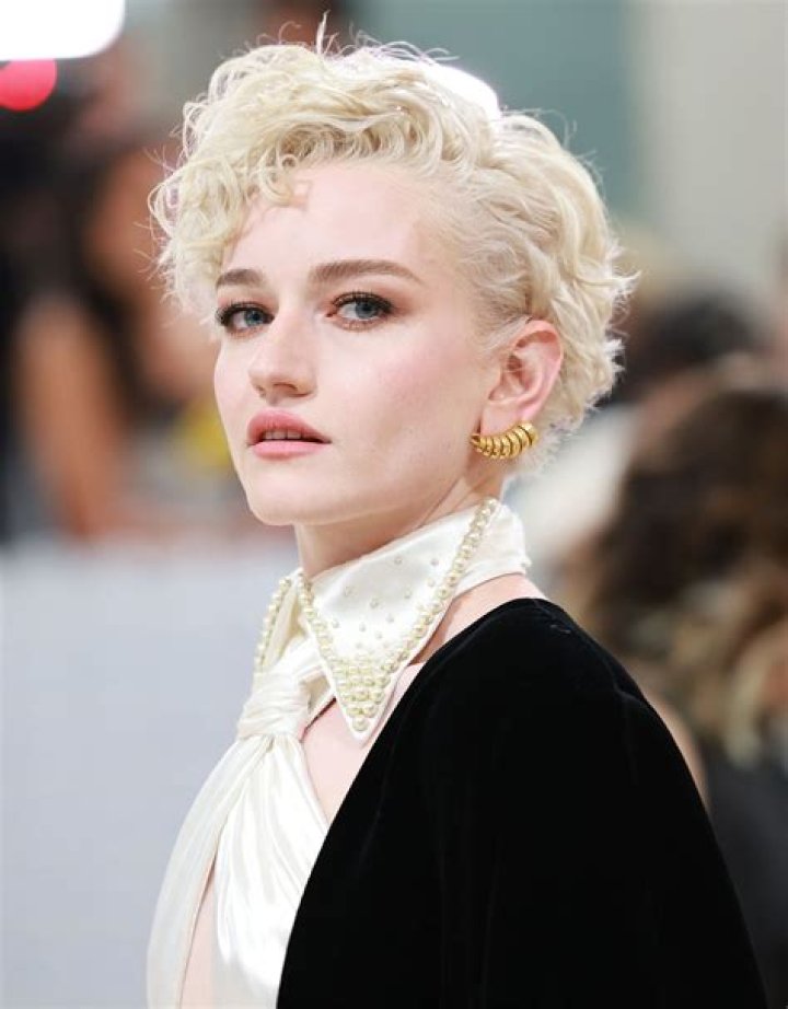 Julia Garner Biography, Age, Height, Husband, Net Worth, Family