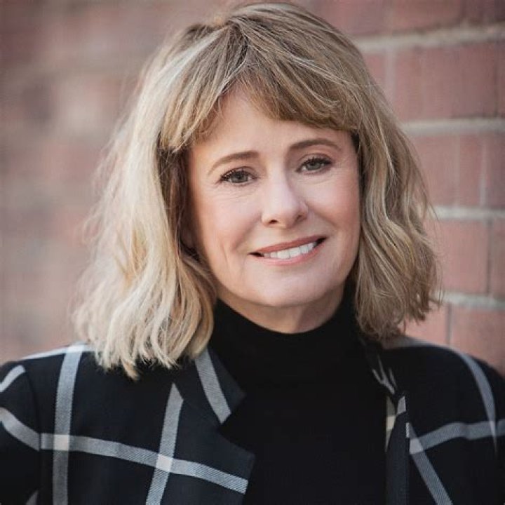 Kathy Reichs Biography, Age, Height, Husband, Net Worth, Family