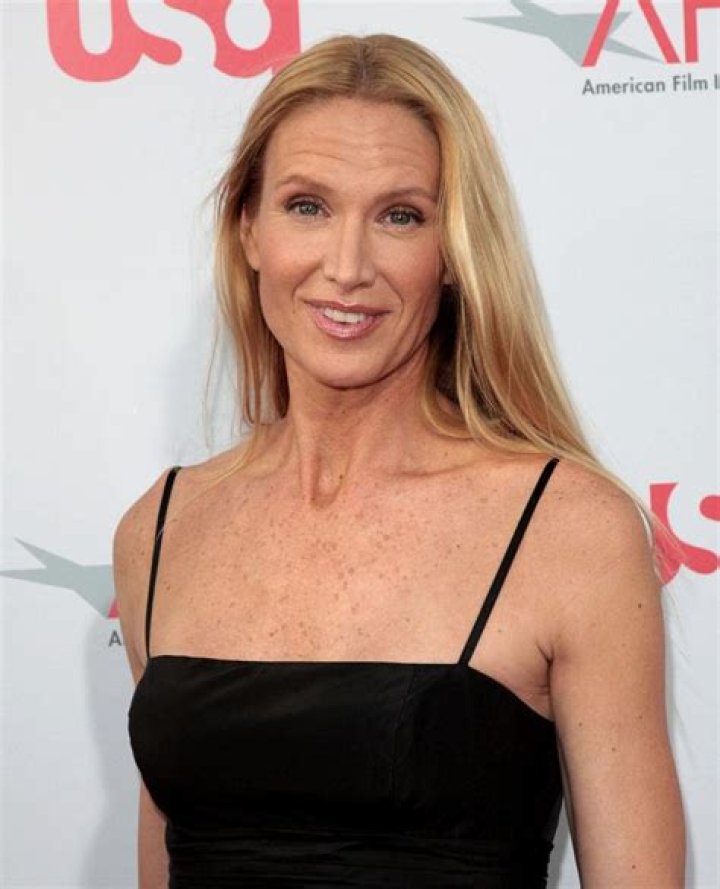 Kelly Lynch Biography, Age, Height, Husband, Net Worth, Family