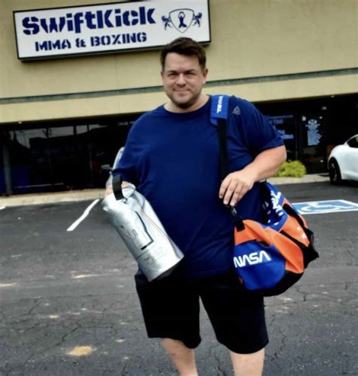 Kenny Saylors biografía, edad, altura, esposo, net worth, familia