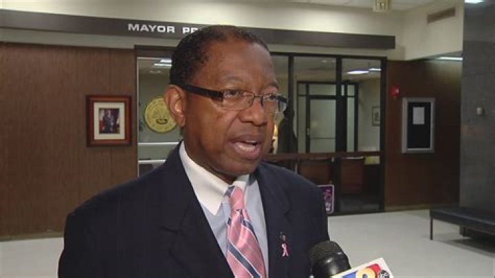 Kip Holden Biography, Age, Height, Wife, Net Worth, Family