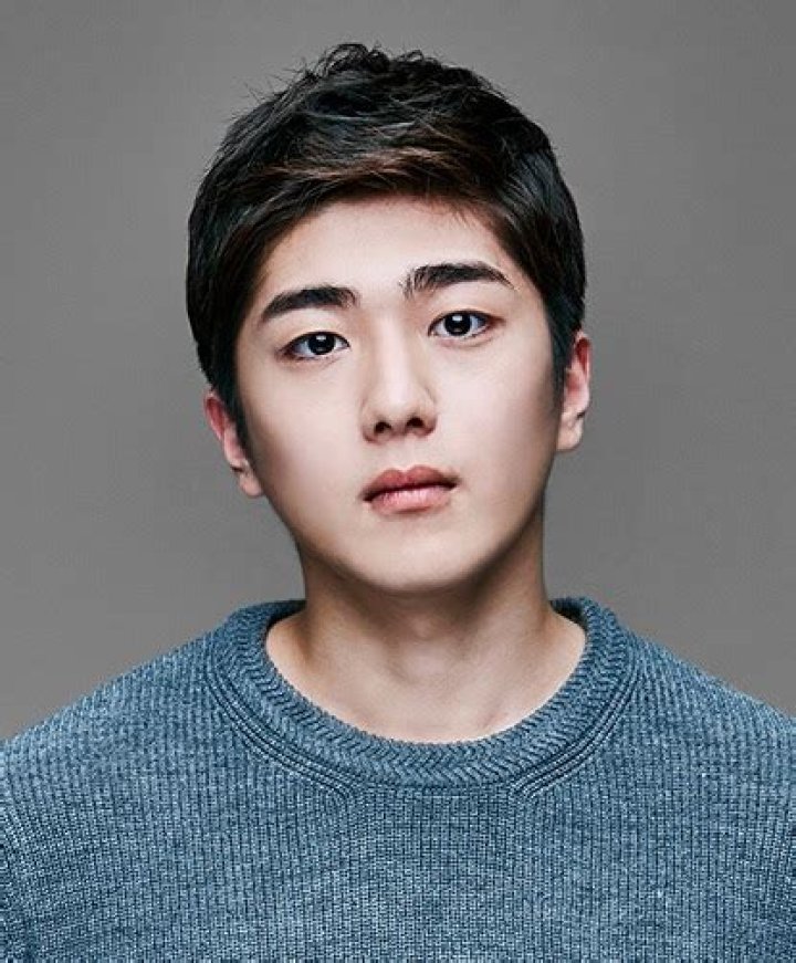 Lee Gun-woo Biography, Age, Height, Wife, Net Worth, Family