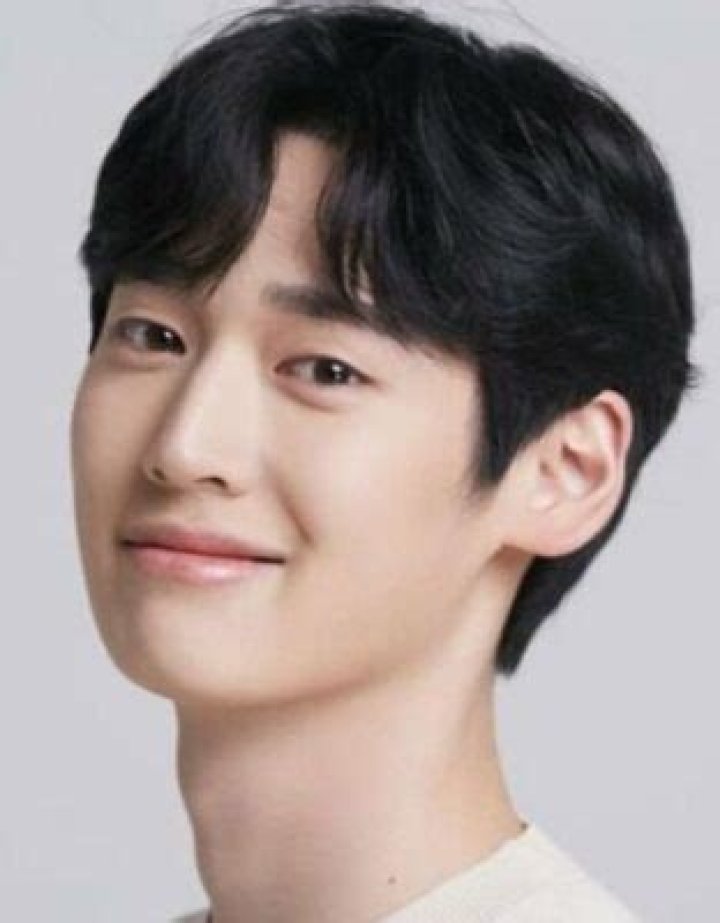 Lee Kwang-hee Biography, Age, Height, Wife, Net Worth, Family