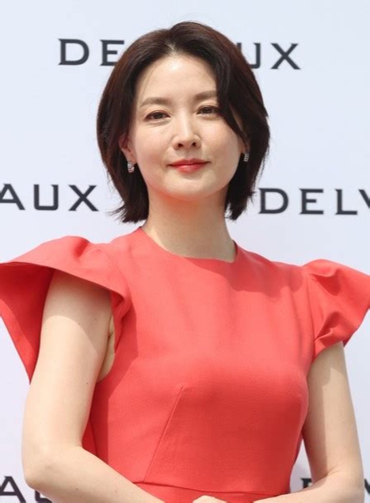 Lee Young-ae Biography, Age, Height, Husband, Net Worth, Family
