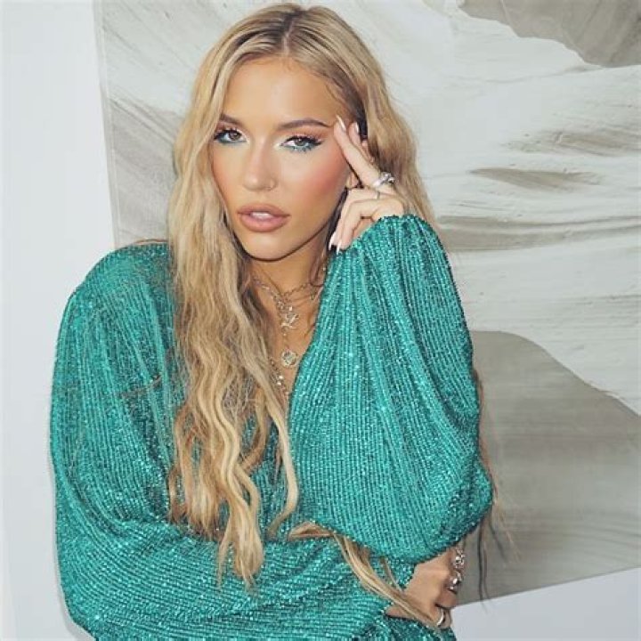 Lennon Stella Biography, Age, Height, Husband, Net Worth, Family