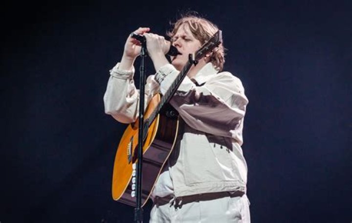 Lewis Capaldi Biography, Age, Height, Wife, Net Worth, Family