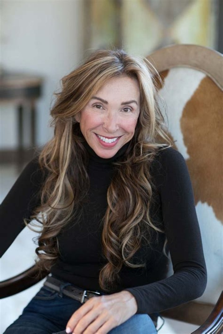 Lucinda Bassett Biography, Age, Height, Husband, Net Worth, Family