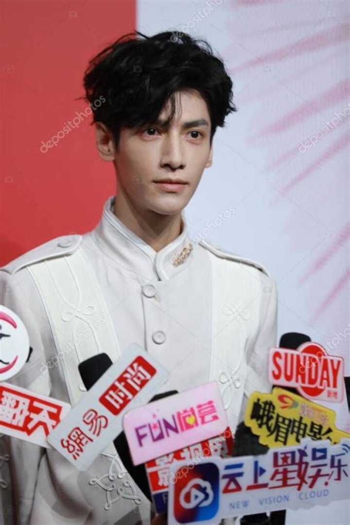 Luo Yunxi Biography, Age, Height, Wife, Net Worth, Family