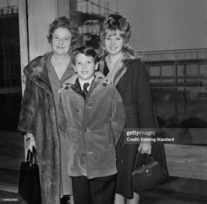 Mary Hayley Bell Biography, Age, Height, Husband, Net Worth, Family