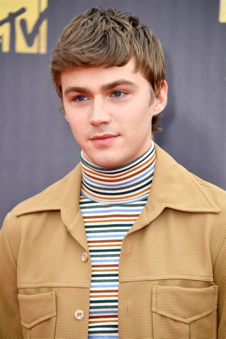 Miles Heizer Biography, Age, Height, Wife, Net Worth, Family