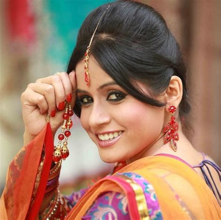 Miss Pooja Biography, Age, Height, Husband, Net Worth, Family
