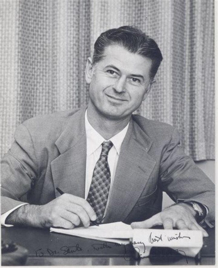 Oliver H. Lowry Biography, Age, Height, Wife, Net Worth and Family