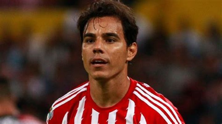 Omar Bravo Biography, Age, Height, Wife, Net Worth, Family