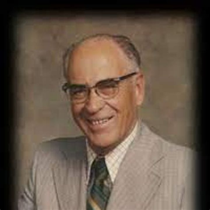 Omar Knedlik Biography, Age, Height, Wife, Net Worth and Family