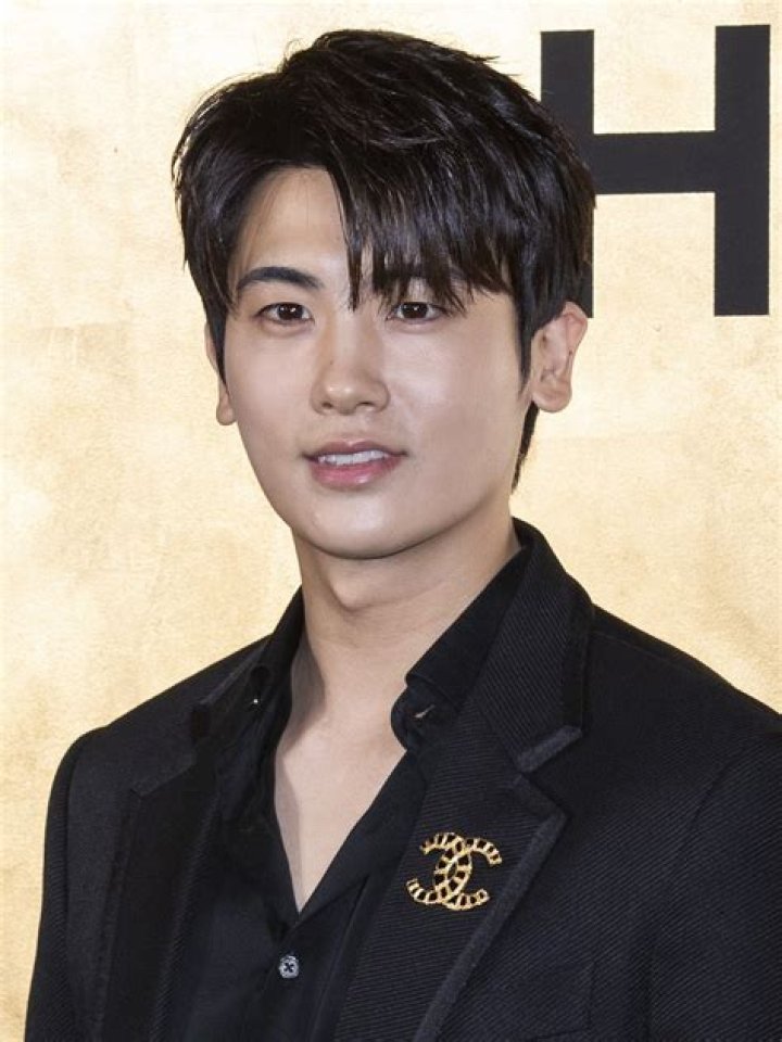 Park Hyung-sik Biography, Age, Height, Wife, Net Worth, Family