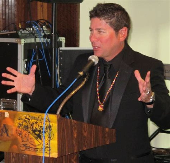 Raymond Arrieta biografía, edad, altura, esposo, net worth, familia